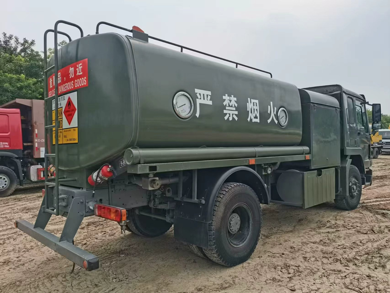 HOWO - Tanker truck: picture 3 HOWO - Tanker truck: picture 3