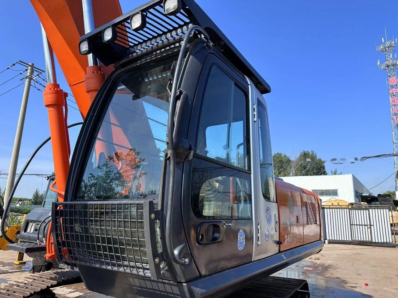 Hitachi ZX240 - Crawler excavator: picture 1 Hitachi ZX240 - Crawler excavator: picture 1