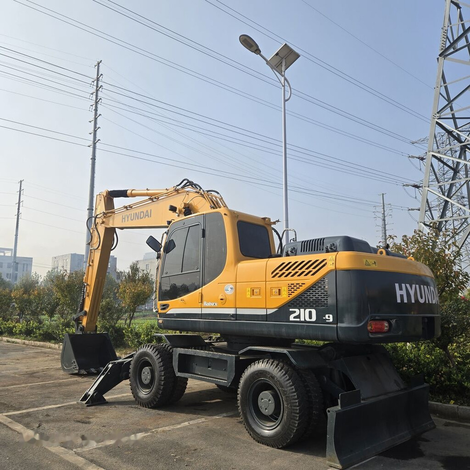 Hyundai R210W-9 - Wheel excavator: picture 1 Hyundai R210W-9 - Wheel excavator: picture 1
