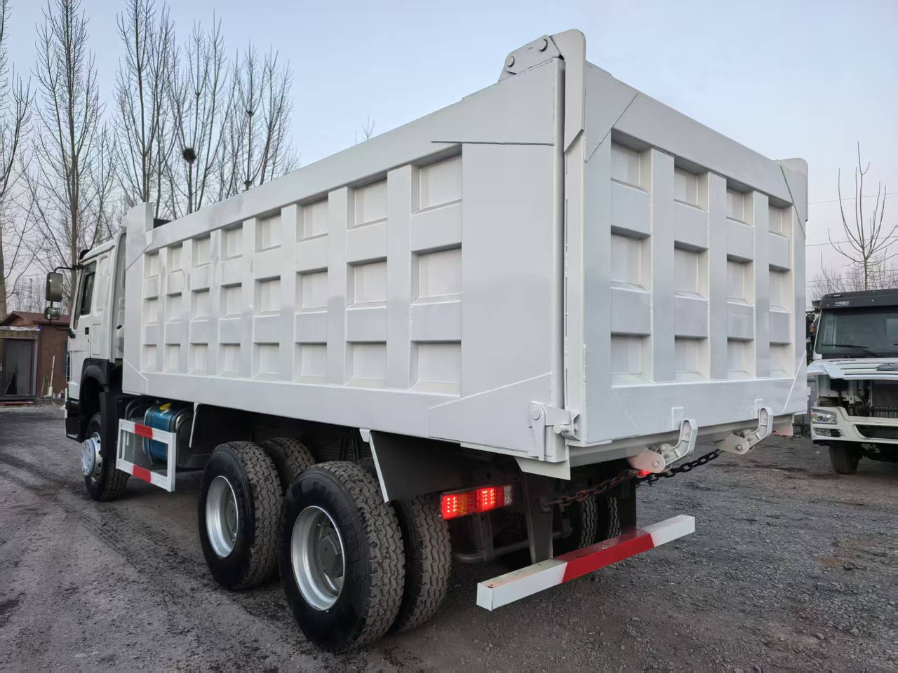 SINOTRUK HOWO 6x4 - Tipper: picture 3 SINOTRUK HOWO 6x4 - Tipper: picture 3