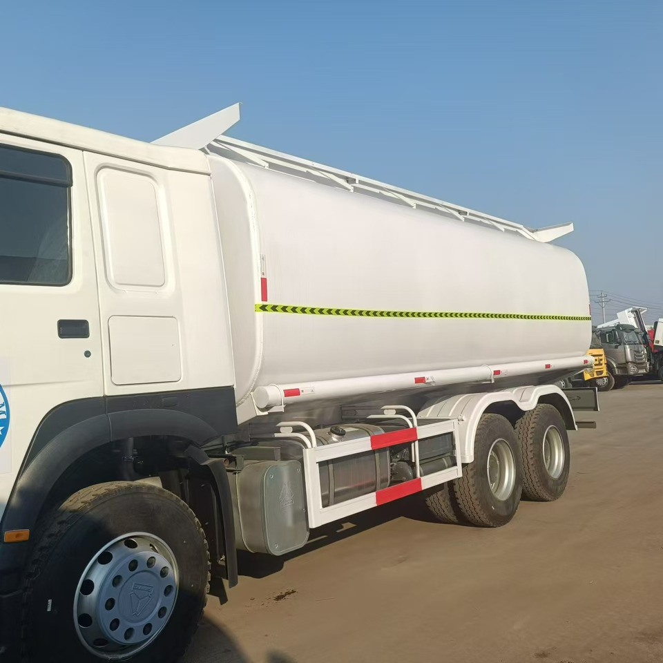 SINOTRUK HOWO - Tanker truck: picture 1 SINOTRUK HOWO - Tanker truck: picture 1