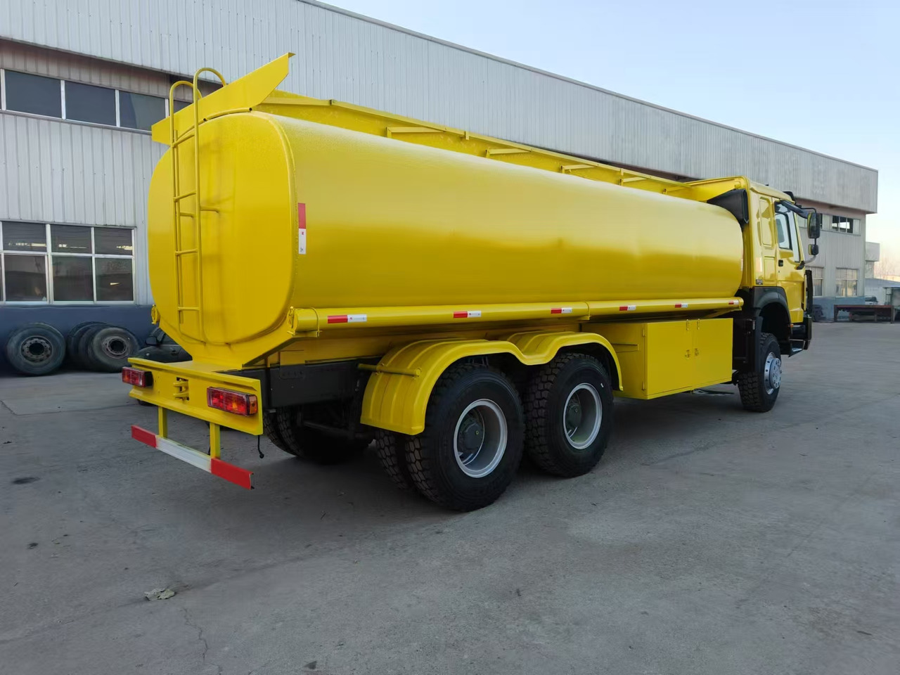 SINOTRUK HOWO - Tanker truck: picture 3 SINOTRUK HOWO - Tanker truck: picture 3
