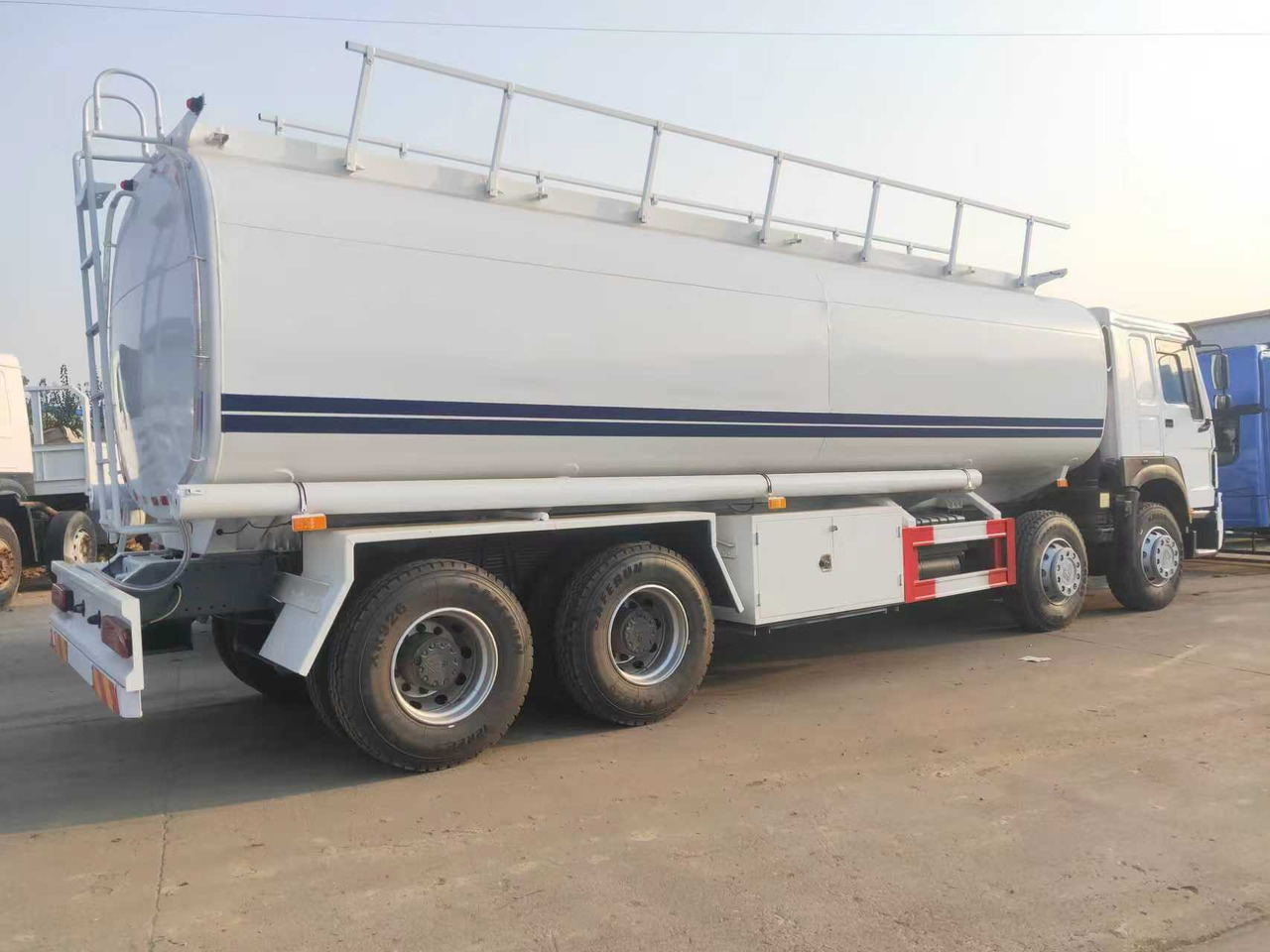 SINOTRUK HOWO Fuel Tank - Tanker truck: picture 3 SINOTRUK HOWO Fuel Tank - Tanker truck: picture 3