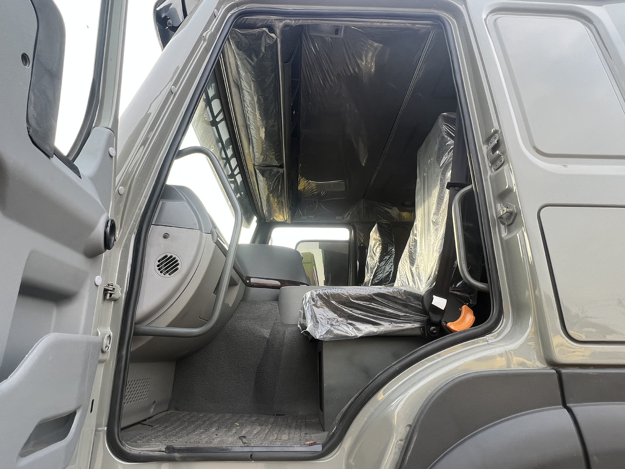SINOTRUK HOWO - Tractor unit: picture 2 SINOTRUK HOWO - Tractor unit: picture 2