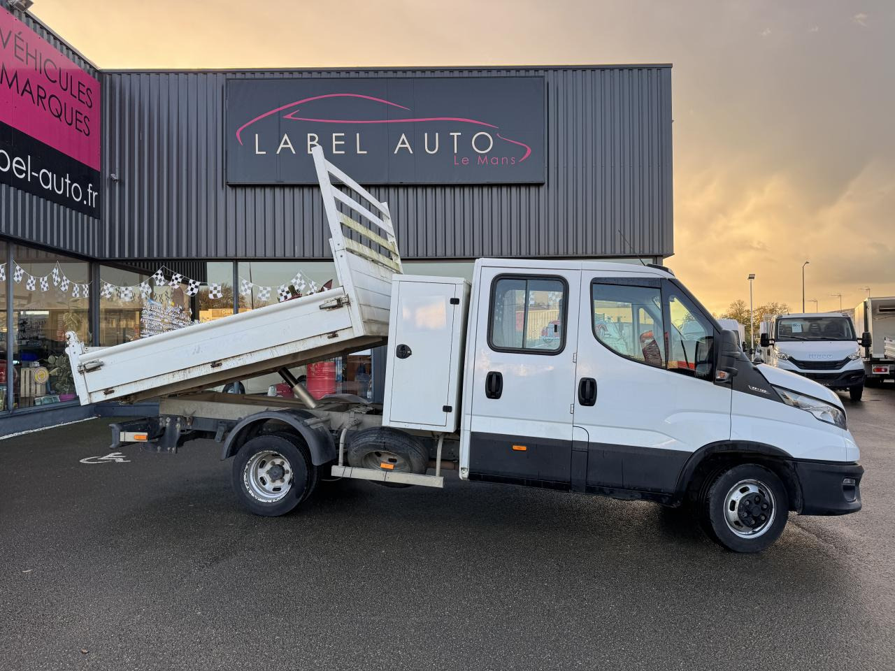 IVECO DAILY 35C14 BENNE COFFRE DOUBLE CABINE RJ 6 places - Tipper van, Crew cab van: picture 2 IVECO DAILY 35C14 BENNE COFFRE DOUBLE CABINE RJ 6 places - Tipper van, Crew cab van: picture 2