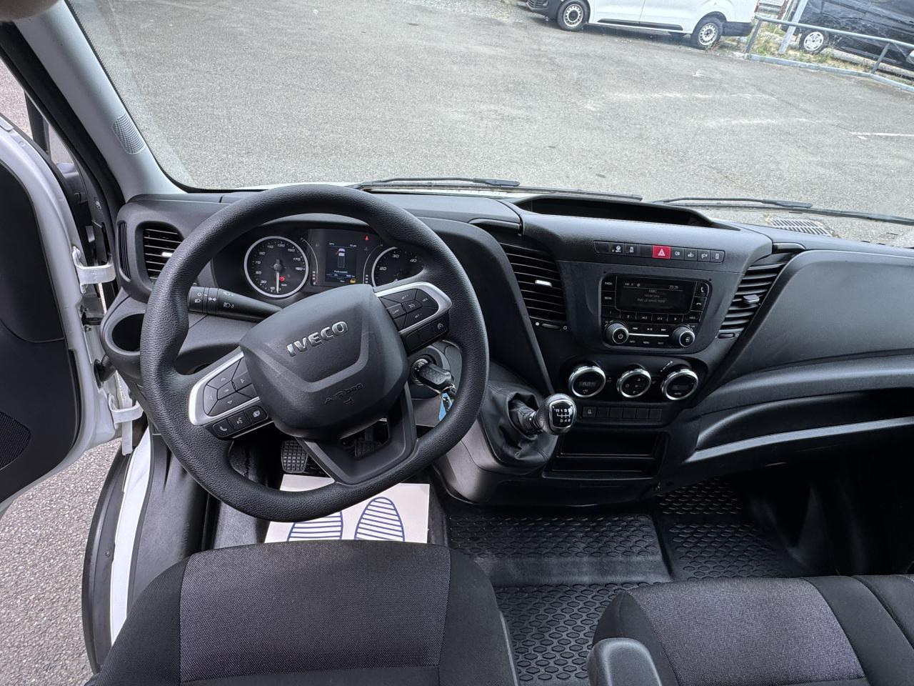 Iveco Daily 35 C 16 CAISSE HAYON 20M3 - Closed box van: picture 4 Iveco Daily 35 C 16 CAISSE HAYON 20M3 - Closed box van: picture 4