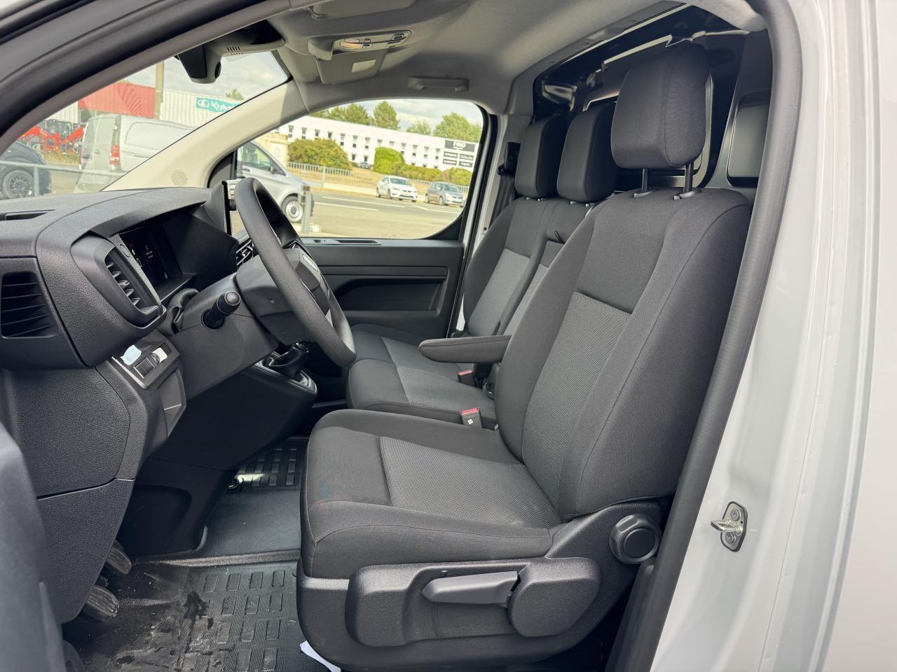 PEUGEOT expert M 2.0 BLUEHDI 145CH PACK PREMIUM CONNECT - Panel van: picture 4 PEUGEOT expert M 2.0 BLUEHDI 145CH PACK PREMIUM CONNECT - Panel van: picture 4