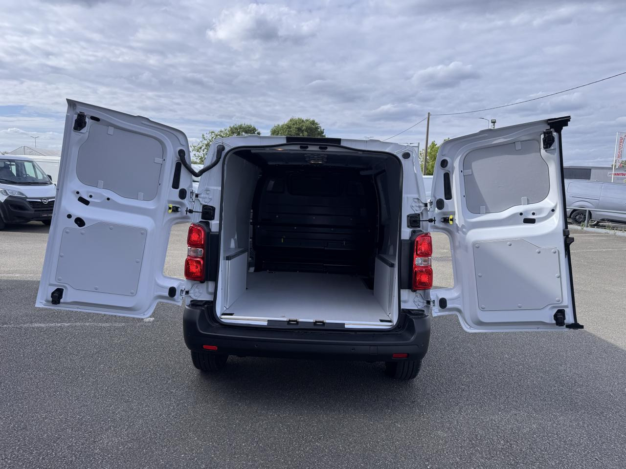 PEUGEOT expert M 2.0 BLUEHDI 145CH PACK PREMIUM CONNECT - Panel van: picture 2 PEUGEOT expert M 2.0 BLUEHDI 145CH PACK PREMIUM CONNECT - Panel van: picture 2