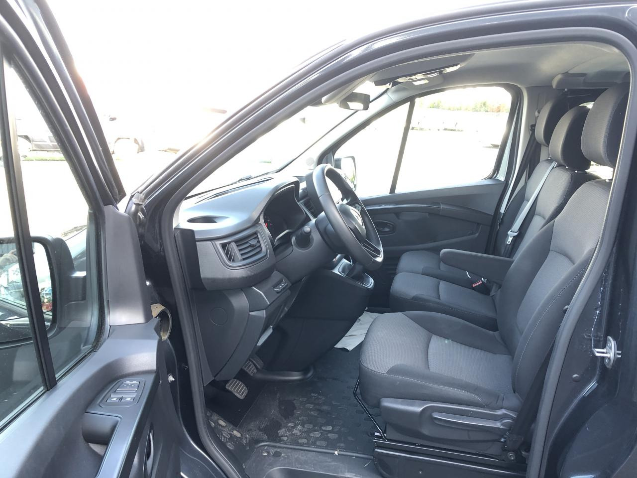 RENAULT Trafic L2 2.0 Energy dCi - 150 - S&S  III COMBI Combi Zen L2H1 PHASE 3 - People carrier: picture 4 RENAULT Trafic L2 2.0 Energy dCi - 150 - S&S  III COMBI Combi Zen L2H1 PHASE 3 - People carrier: picture 4