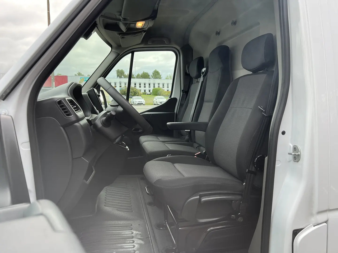 Renault Master F3300 L2H2 2.3 BLUE DCI 135CH GRAND CONFORT EURO6 - Panel van: picture 4 Renault Master F3300 L2H2 2.3 BLUE DCI 135CH GRAND CONFORT EURO6 - Panel van: picture 4