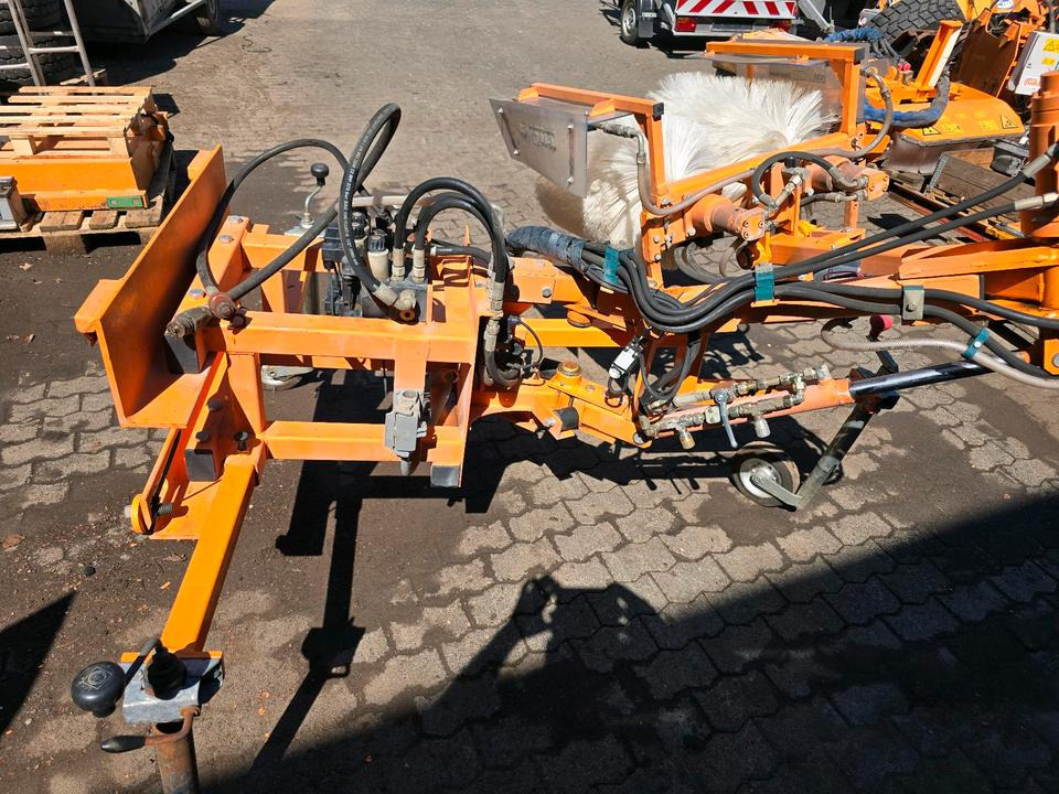 Leitpfostenwaschgerät WV 3-L Wassenberg Schmidt Drutzel für Unimog 405 U290 300 400 500 427 424 318 218 430 Leitpfosten - Broom: picture 2 Leitpfostenwaschgerät WV 3-L Wassenberg Schmidt Drutzel für Unimog 405 U290 300 400 500 427 424 318 218 430 Leitpfosten - Broom: picture 2