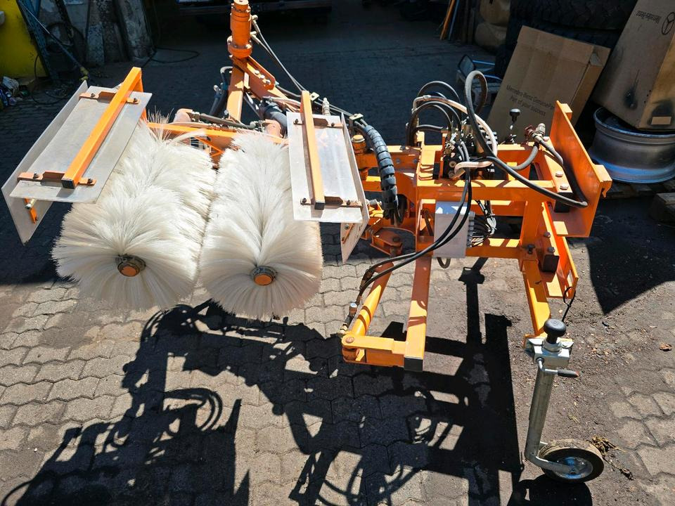 Leitpfostenwaschgerät WV 3-L für Unimog 405/10 405/12 U300 u400 300 500 318 218 423 430 530 Schmidt - Broom: picture 1 Leitpfostenwaschgerät WV 3-L für Unimog 405/10 405/12 U300 u400 300 500 318 218 423 430 530 Schmidt - Broom: picture 1