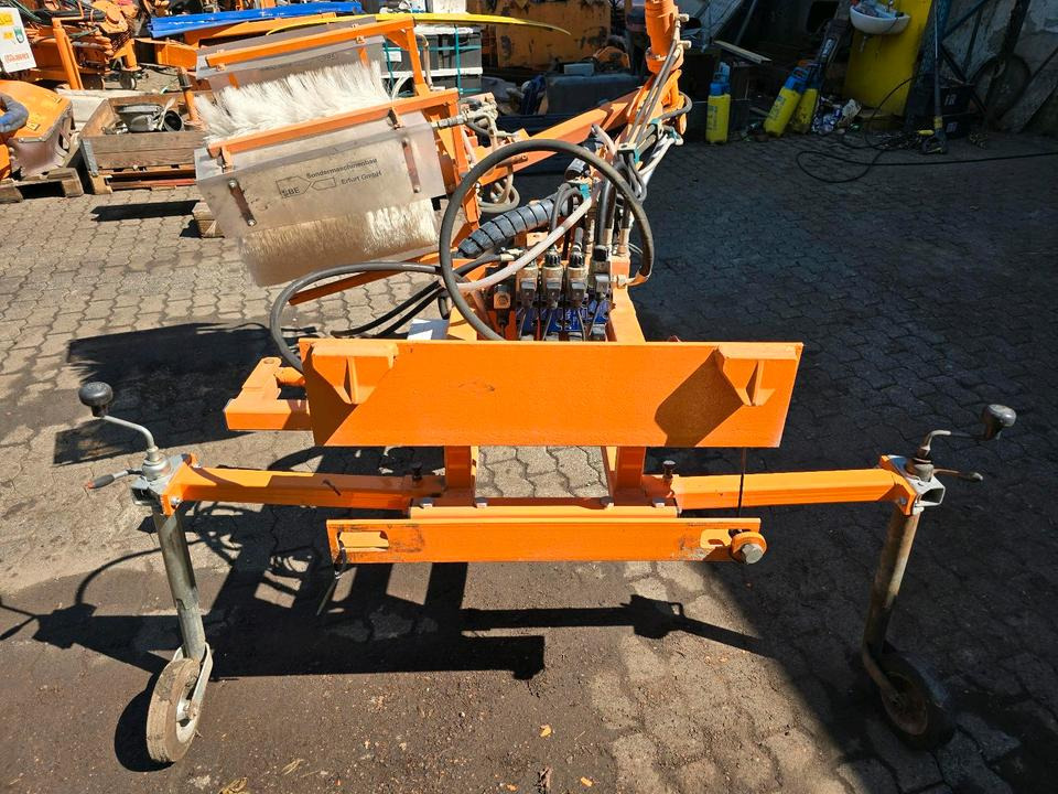 Leitpfostenwaschgerät WV 3-L für Unimog 405/10 405/12 U300 u400 300 500 318 218 423 430 530 Schmidt - Broom: picture 2 Leitpfostenwaschgerät WV 3-L für Unimog 405/10 405/12 U300 u400 300 500 318 218 423 430 530 Schmidt - Broom: picture 2