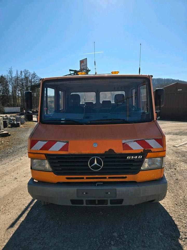 Mercedes-Benz Vario 614D Pritsche Doka 2002 Nissen VLT Verkehrsleittafel Absperrtafel LKW Vorwarntafel - Open body delivery van, Crew cab van: picture 5 Mercedes-Benz Vario 614D Pritsche Doka 2002 Nissen VLT Verkehrsleittafel Absperrtafel LKW Vorwarntafel - Open body delivery van, Crew cab van: picture 5