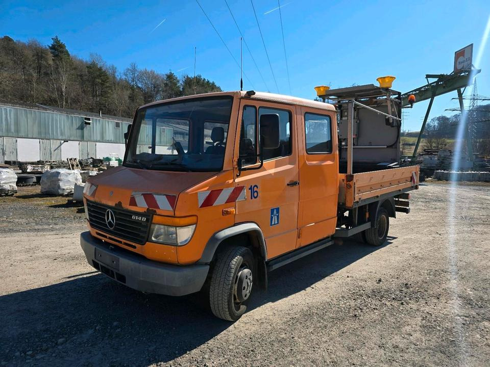Mercedes-Benz Vario 614D Pritsche Doka 2002 Nissen VLT Verkehrsleittafel Absperrtafel LKW Vorwarntafel - Open body delivery van, Crew cab van: picture 1 Mercedes-Benz Vario 614D Pritsche Doka 2002 Nissen VLT Verkehrsleittafel Absperrtafel LKW Vorwarntafel - Open body delivery van, Crew cab van: picture 1