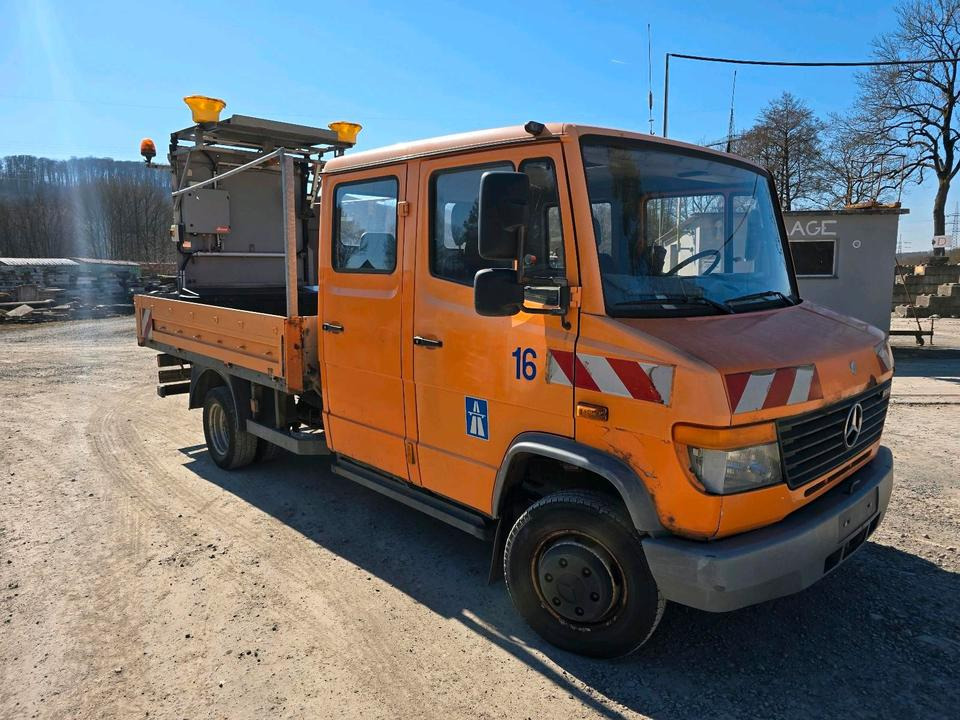 Mercedes-Benz Vario 614D Pritsche Doka 2002 Nissen VLT Verkehrsleittafel Absperrtafel LKW Vorwarntafel - Open body delivery van, Crew cab van: picture 2 Mercedes-Benz Vario 614D Pritsche Doka 2002 Nissen VLT Verkehrsleittafel Absperrtafel LKW Vorwarntafel - Open body delivery van, Crew cab van: picture 2