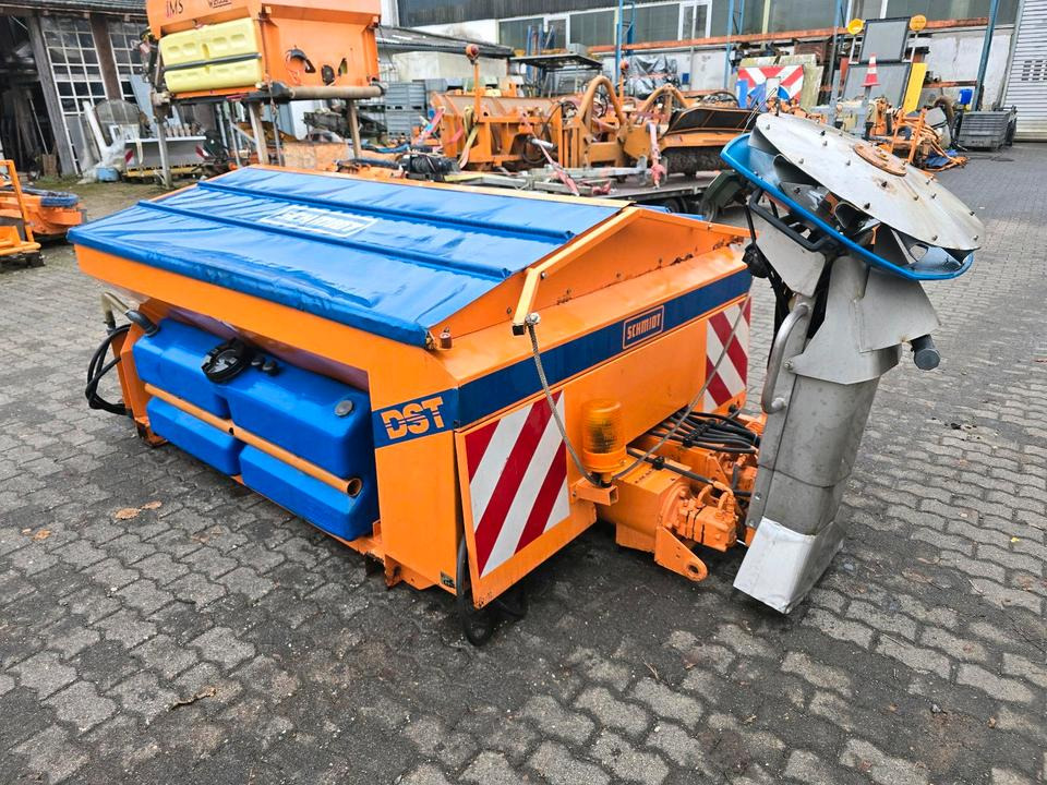 Schmidt DST25-FH 2-Kammer Salzstreuer Winterdienst Streuautomat Stratos SST MITOS Streusilo Solestreuer passend für UNIMOG 405/10 405/12 UGE UGN U300 400 500 530 430 318 423 - Sand/ Salt spreader: picture 1 Schmidt DST25-FH 2-Kammer Salzstreuer Winterdienst Streuautomat Stratos SST MITOS Streusilo Solestreuer passend für UNIMOG 405/10 405/12 UGE UGN U300 400 500 530 430 318 423 - Sand/ Salt spreader: picture 1