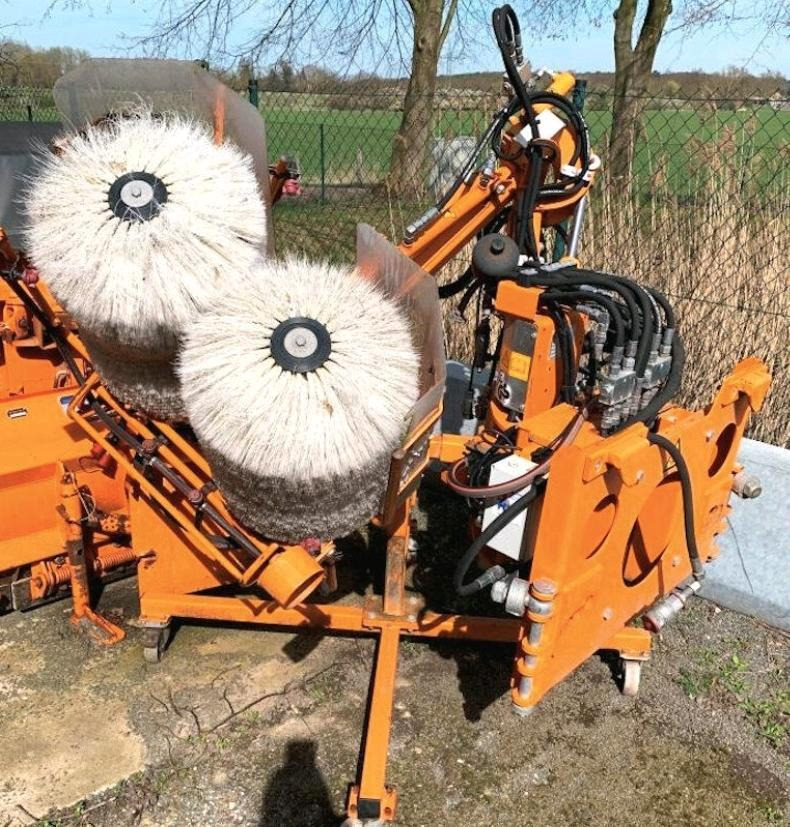 Schmidt RPS-H Leitpfostenwaschgerät für Unimog 405/10 405/12 U400 300 400 500 UGN UGE Mulag Mercedes-Benz 318 218 423 427 429 430 - Broom: picture 3 Schmidt RPS-H Leitpfostenwaschgerät für Unimog 405/10 405/12 U400 300 400 500 UGN UGE Mulag Mercedes-Benz 318 218 423 427 429 430 - Broom: picture 3