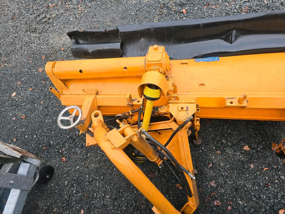 Schmidt VKS Kehrmaschine Straßenkehrmaschine Frontkehrmaschine Kehrbesen für Radlader Unimog Traktor - Broom: picture 3 Schmidt VKS Kehrmaschine Straßenkehrmaschine Frontkehrmaschine Kehrbesen für Radlader Unimog Traktor - Broom: picture 3