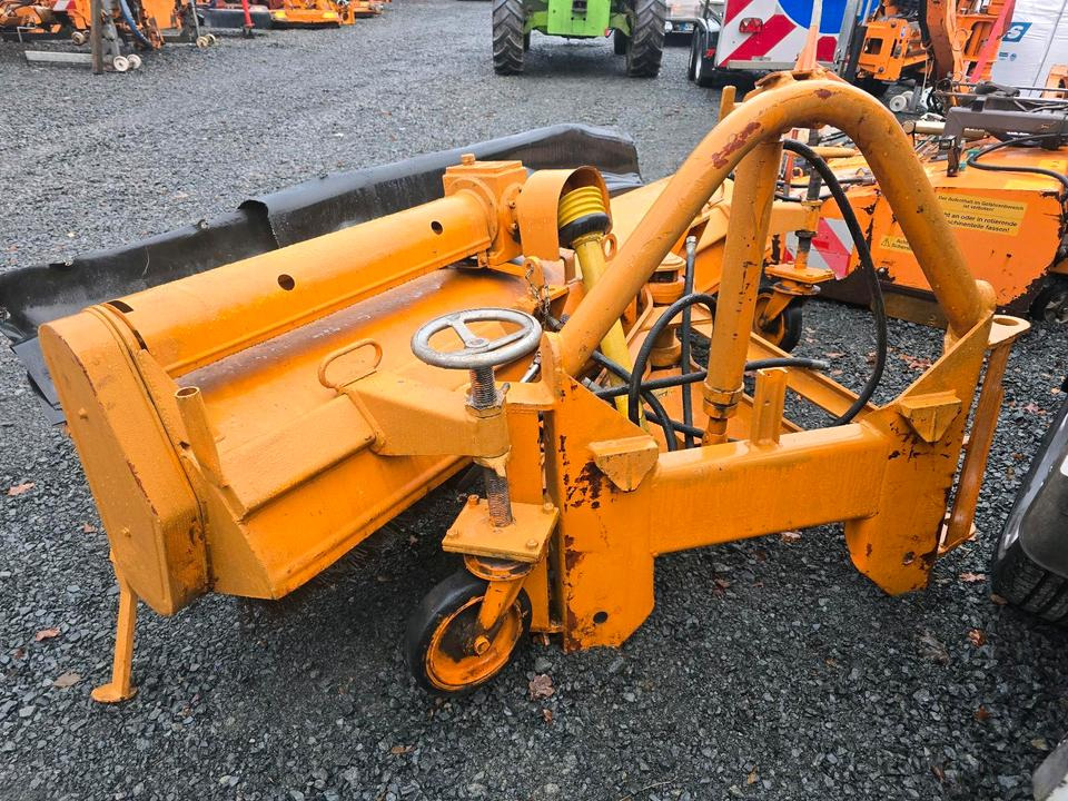 Schmidt VKS Kehrmaschine Straßenkehrmaschine Frontkehrmaschine Kehrbesen für Radlader Unimog Traktor - Broom: picture 1 Schmidt VKS Kehrmaschine Straßenkehrmaschine Frontkehrmaschine Kehrbesen für Radlader Unimog Traktor - Broom: picture 1