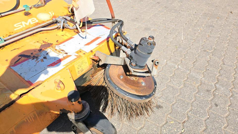 Sobernheimer FKM 2.0 Kehrmaschine Straßenkehrmaschine Frontkehrmaschine Kehrbesen für Radlader Unimog Traktor - Broom: picture 5 Sobernheimer FKM 2.0 Kehrmaschine Straßenkehrmaschine Frontkehrmaschine Kehrbesen für Radlader Unimog Traktor - Broom: picture 5