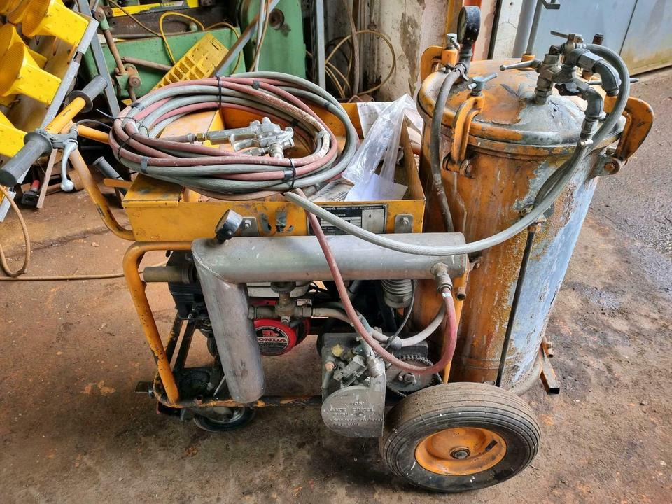 Zindel City Markierungsmaschine Strassenmarkierumg - Asphalt machine: picture 4 Zindel City Markierungsmaschine Strassenmarkierumg - Asphalt machine: picture 4