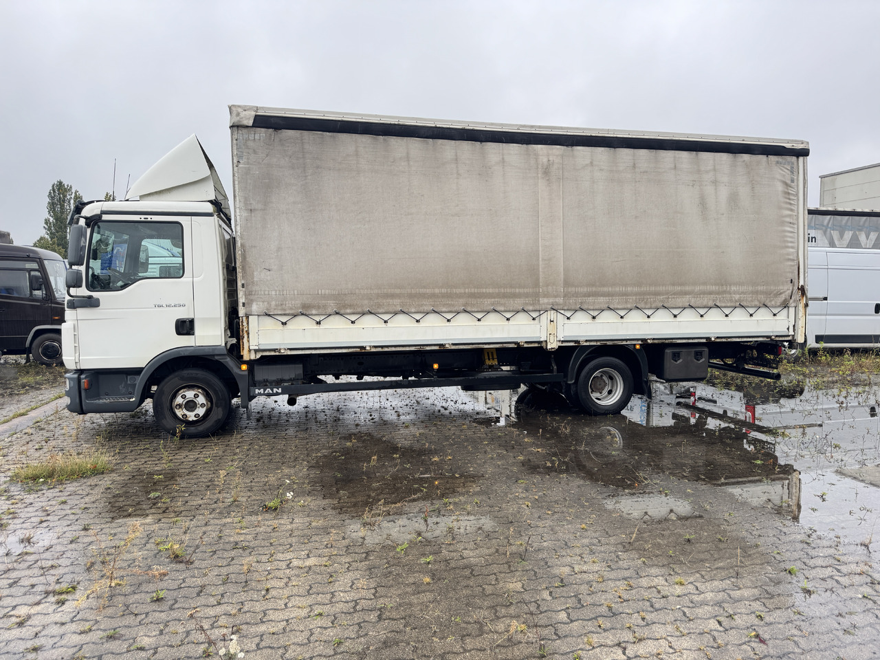 MAN 12.250 - Curtain side truck: picture 3 MAN 12.250 - Curtain side truck: picture 3