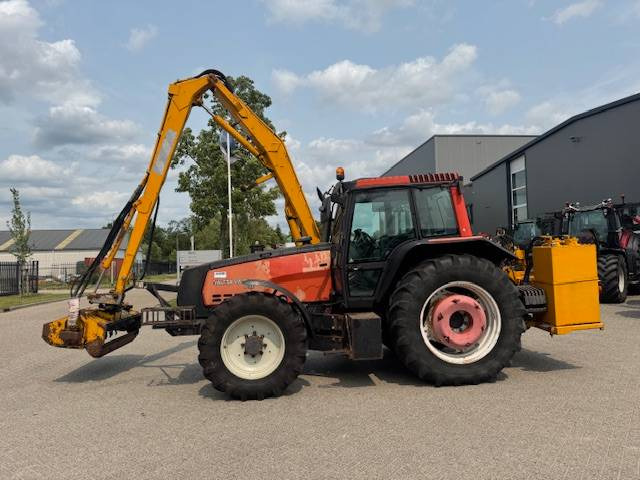 Valtra 8150 hitech met Bos maaiarm met klepelmaaier - Farm tractor: picture 1 Valtra 8150 hitech met Bos maaiarm met klepelmaaier - Farm tractor: picture 1