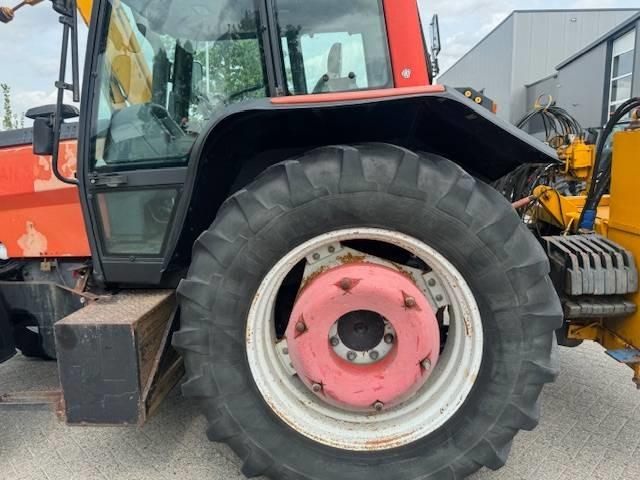 Farm tractor Valtra 8150 hitech met Bos maaiarm met klepelmaaier: picture 12