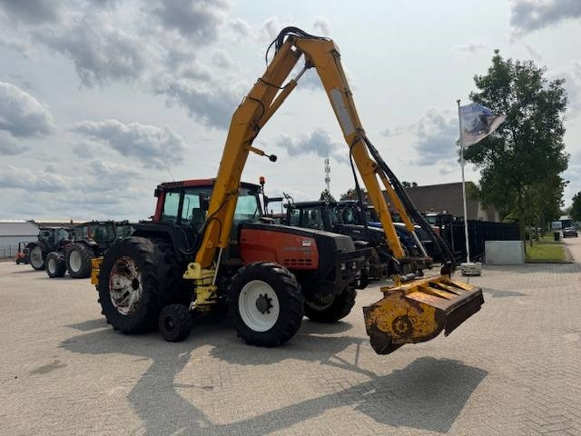 Farm tractor Valtra 8150 hitech met Bos maaiarm met klepelmaaier: picture 7