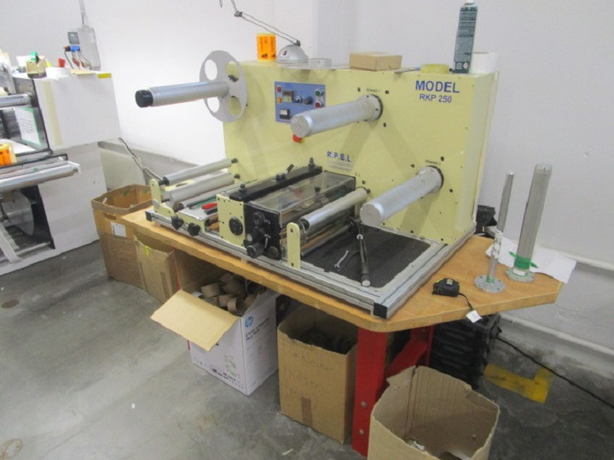 INSPEKTIONSUMROLLER RKP 350 MIT SCHNEIDEEINRICHTUNG - Printing machinery: picture 1 INSPEKTIONSUMROLLER RKP 350 MIT SCHNEIDEEINRICHTUNG - Printing machinery: picture 1