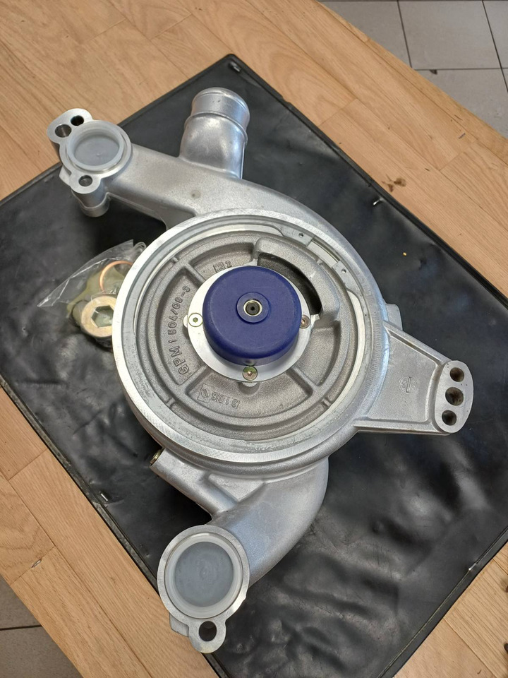 MAN OE - Coolant pump: picture 1 MAN OE - Coolant pump: picture 1