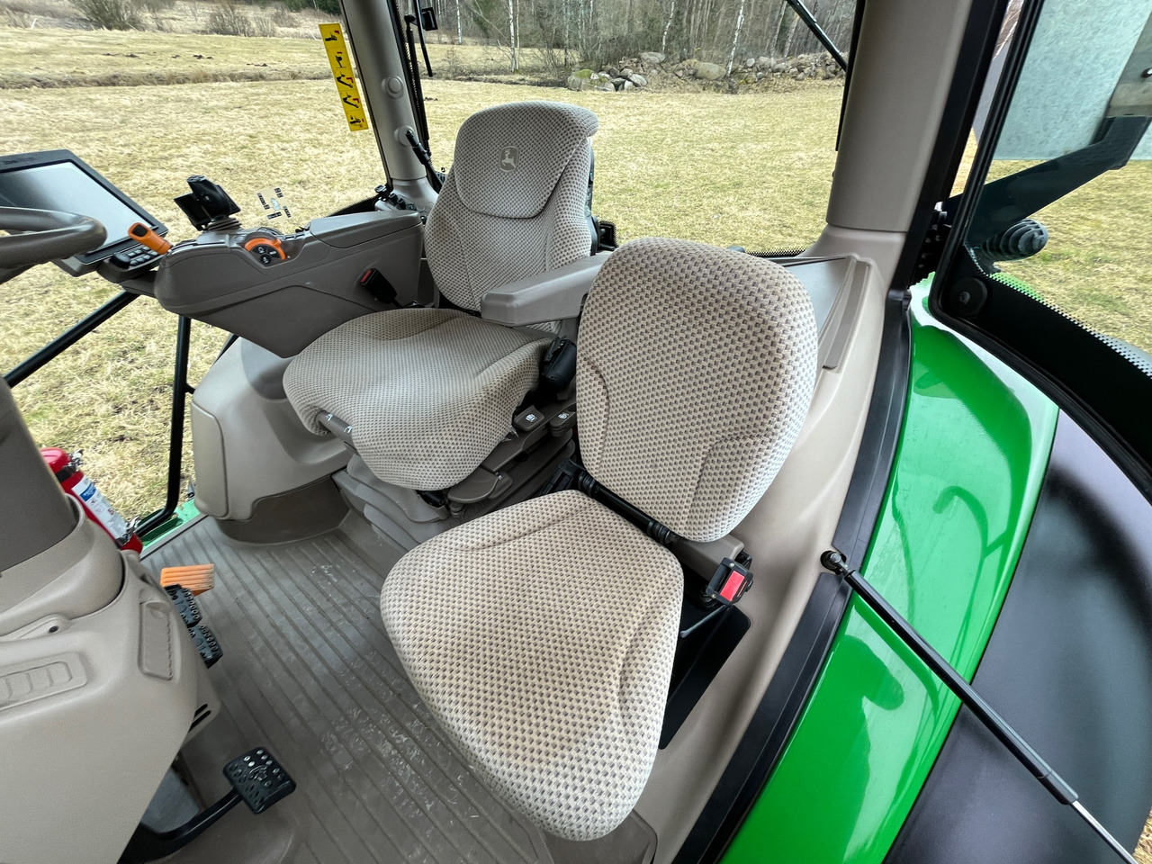 John Deere 6120R - Farm tractor: picture 5 John Deere 6120R - Farm tractor: picture 5