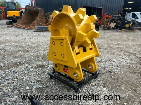 Attachment for Construction machinery Roue de compactage pour pelle de 18T à 30T: picture 1