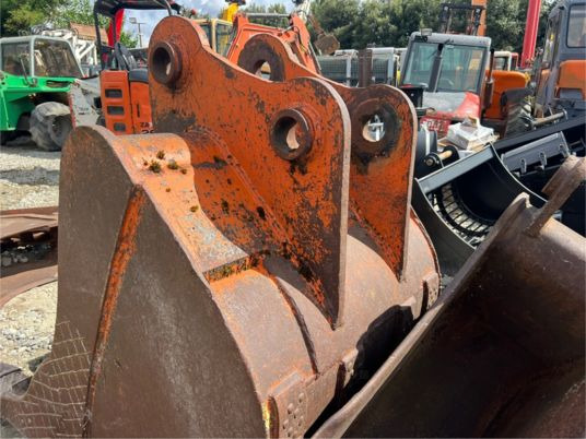 Godet 1M10 - axe 80 mm - Bucket: picture 5 Godet 1M10 - axe 80 mm - Bucket: picture 5