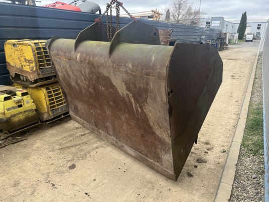 Manitou Godet distributeur - Bucket for Material handling equipment: picture 4 Manitou Godet distributeur - Bucket for Material handling equipment: picture 4