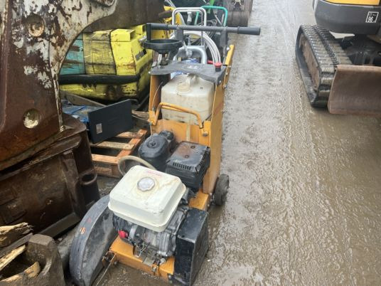 Scie à sol HUSQVARNA - Construction equipment: picture 1 Scie à sol HUSQVARNA - Construction equipment: picture 1