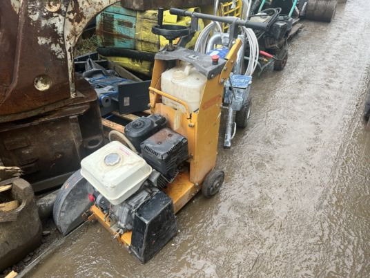 Scie à sol HUSQVARNA - Construction equipment: picture 2 Scie à sol HUSQVARNA - Construction equipment: picture 2