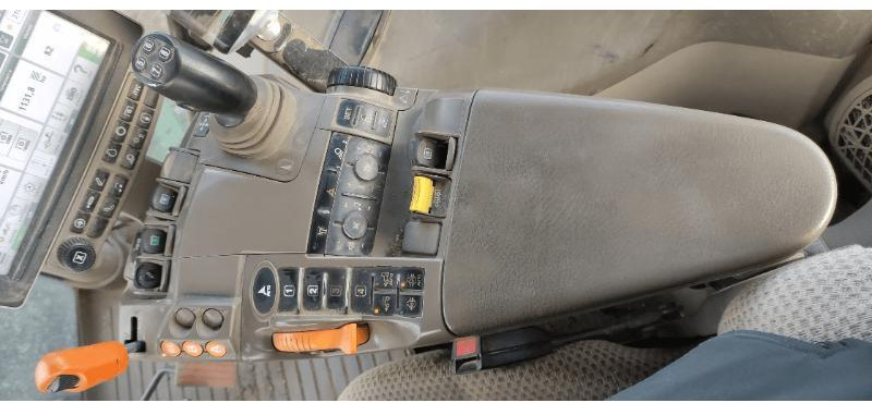 Farm tractor JOHN DEERE 6215R: picture 7 Farm tractor JOHN DEERE 6215R: picture 7