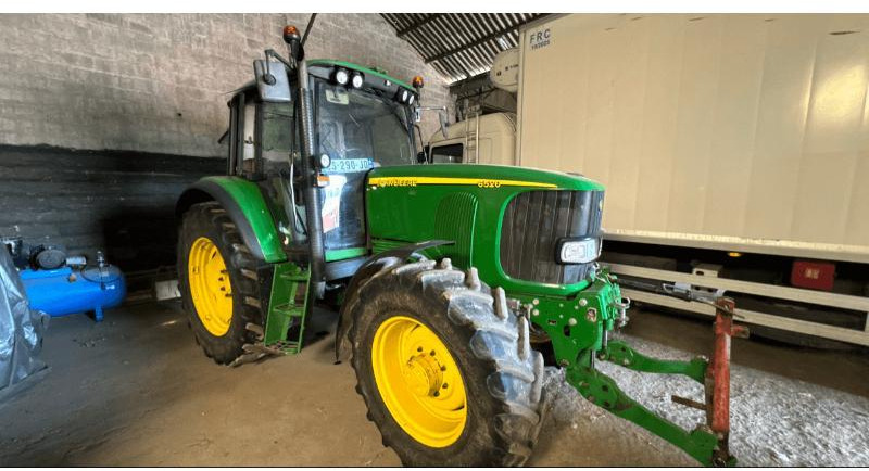 JOHN DEERE 6520 - Farm tractor: picture 1 JOHN DEERE 6520 - Farm tractor: picture 1
