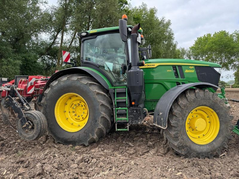 JOHN DEERE 6R250 - Farm tractor: picture 1 JOHN DEERE 6R250 - Farm tractor: picture 1