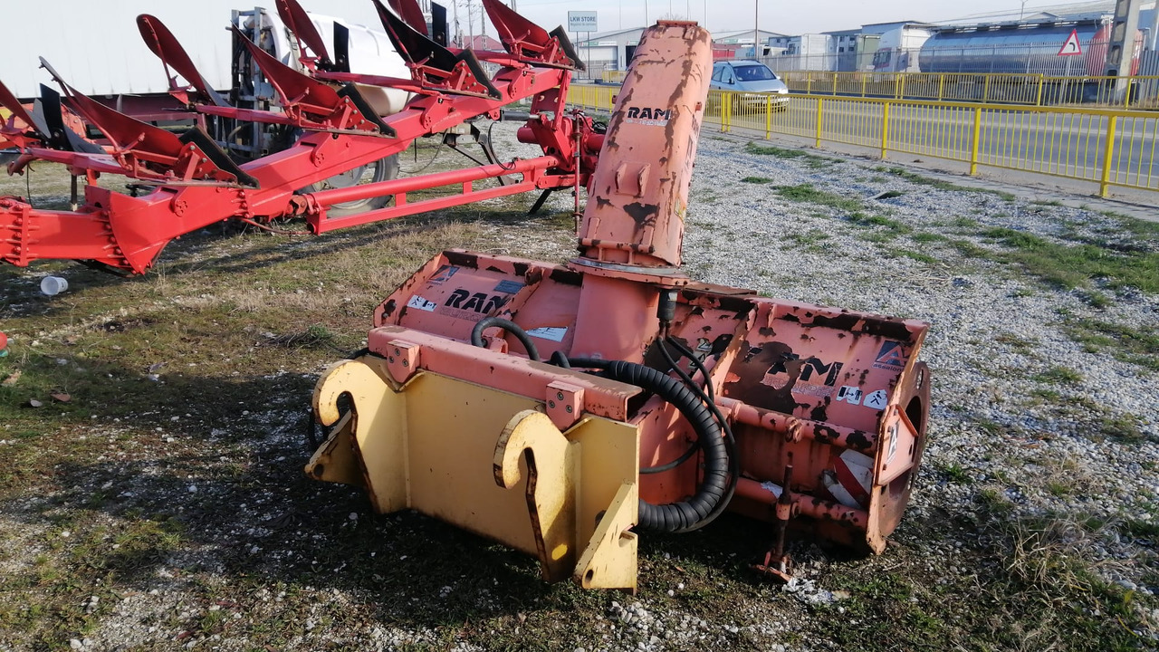 Freza zapada/Snow blower Assaloni pentru Buldoexcavator/Bobcat/Incatcator frontal - Snow blower for Construction machinery: picture 5 Freza zapada/Snow blower Assaloni pentru Buldoexcavator/Bobcat/Incatcator frontal - Snow blower for Construction machinery: picture 5