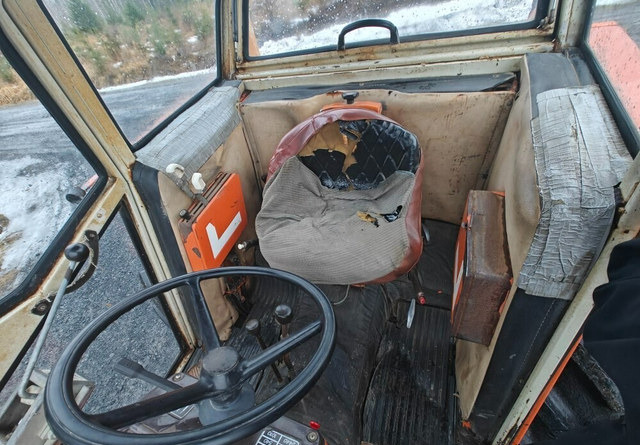 Farm tractor Fiat 780DT etukuormaajalla: picture 15