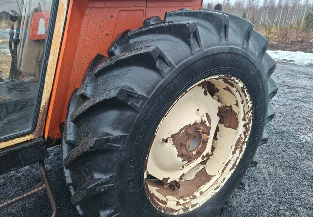 Farm tractor Fiat 780DT etukuormaajalla: picture 9