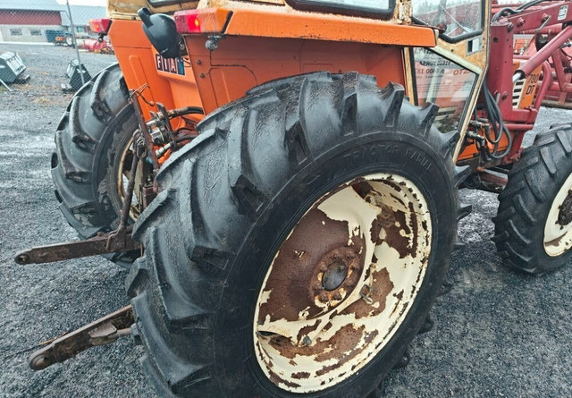 Farm tractor Fiat 780DT etukuormaajalla: picture 12