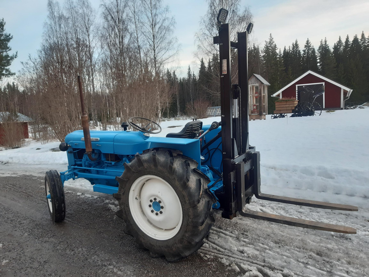 Fordson Dexta trukkinostimella - Farm tractor: picture 1 Fordson Dexta trukkinostimella - Farm tractor: picture 1