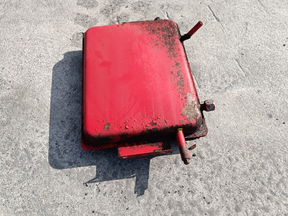 Sampo 410 hydrauliikkaöljysäiliö - Hydraulic tank for Combine harvester: picture 3 Sampo 410 hydrauliikkaöljysäiliö - Hydraulic tank for Combine harvester: picture 3