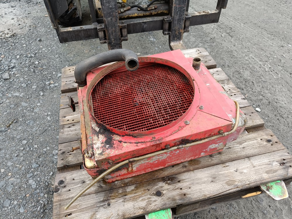 Sampo 410 jäähdytin - Radiator for Combine harvester: picture 1 Sampo 410 jäähdytin - Radiator for Combine harvester: picture 1