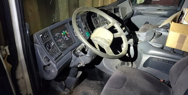 Interior photo 1: Truck, Forage mixer wagon Scania 94 D 260 - REHUAUTO