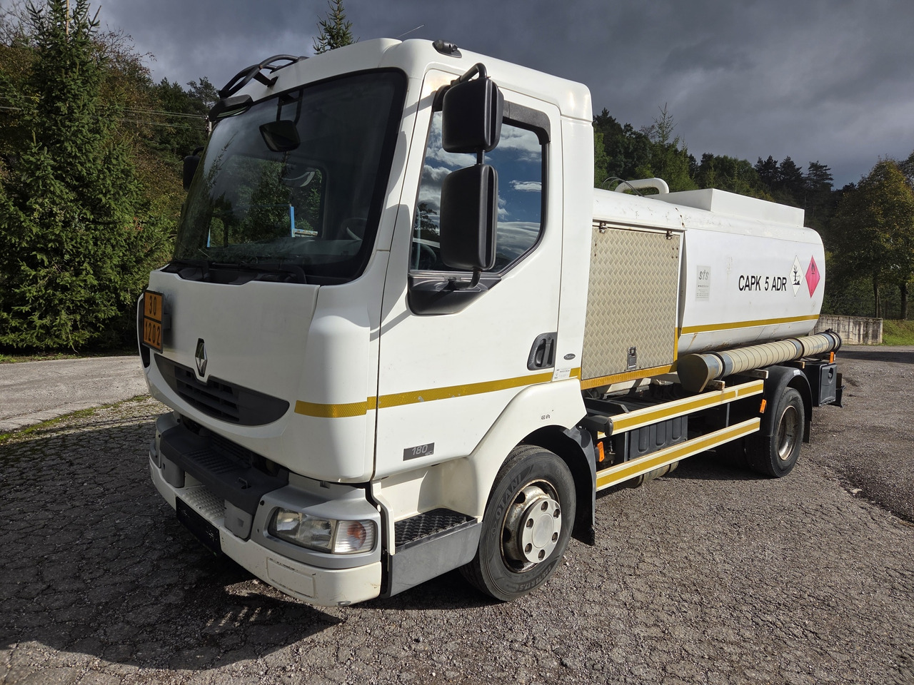 RENAULT MIDLUM 180.10 diesel tanker + dispensing + print - Tanker truck: picture 1 RENAULT MIDLUM 180.10 diesel tanker + dispensing + print - Tanker truck: picture 1